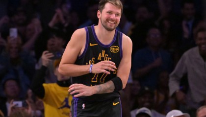 开云APP-34+8+8！路威：闭上眼只听东契奇的场均数据 那就是在说一个MVP