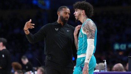 开云官网-两队外线都铁麻了！骑士三分40中8 黄蜂三分更是仅47中8